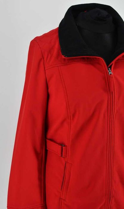 Czerwona, taliowana kurtka softshell Paola 42