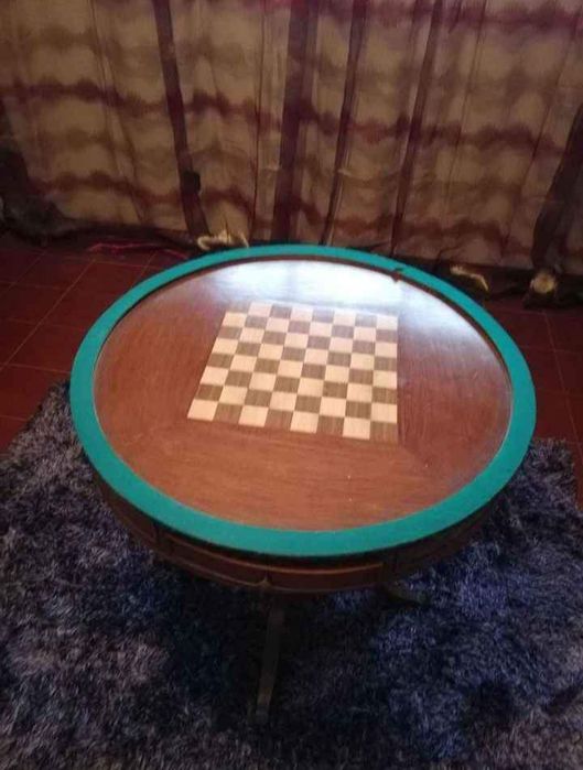 Mesa de jogo em madeira