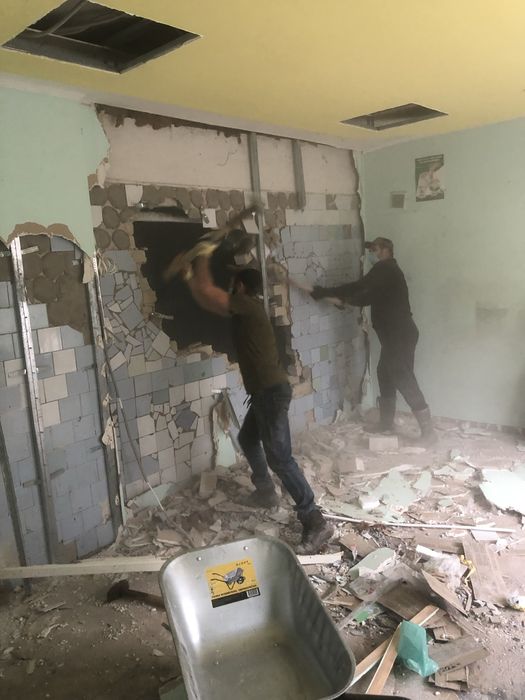 Демонтаж стен, полов, потолков, вывоз строительного мусора.