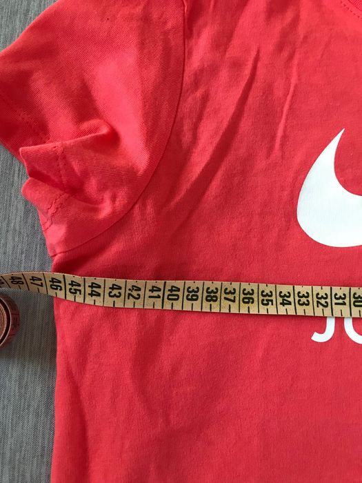 T-shirt damski marki Nike.