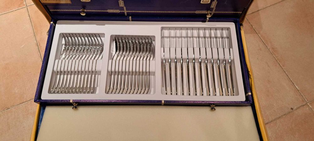Faqueiro Italiano Completo 12 px c/ 125 peças Aço Inox 18/10 e Banho de Ouro 24k GOTTINGHEN