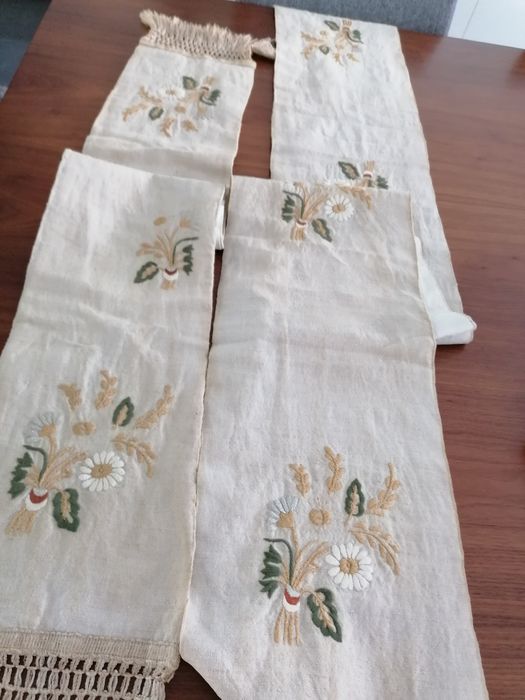Conjunto de 2 Centros mesa em linho bordado
