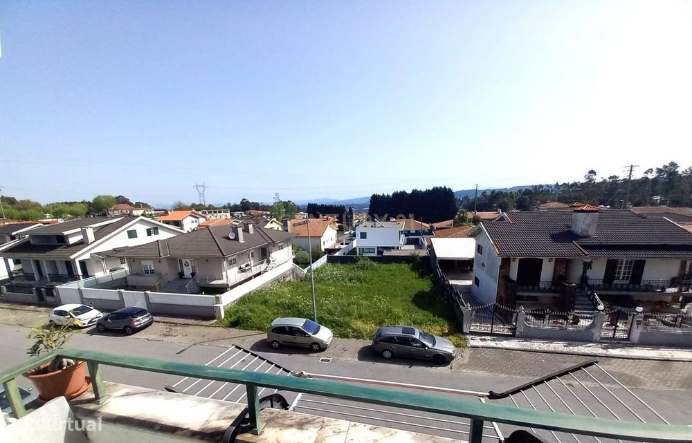 Apartamento T2 com varanda e lugar de estacionamento - Santa Maria da