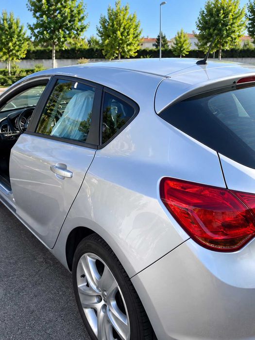 Opel Astra J 1.3 CDTI 2010 – IMPECÁVEL – Vendido sem motor