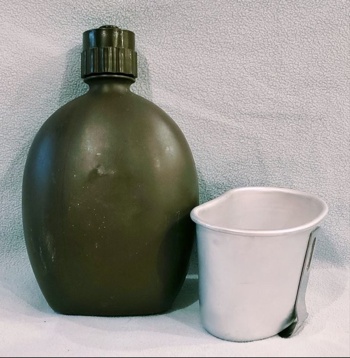 Cantil Militar com Caneca Metálica | Novo, Nunca Usado