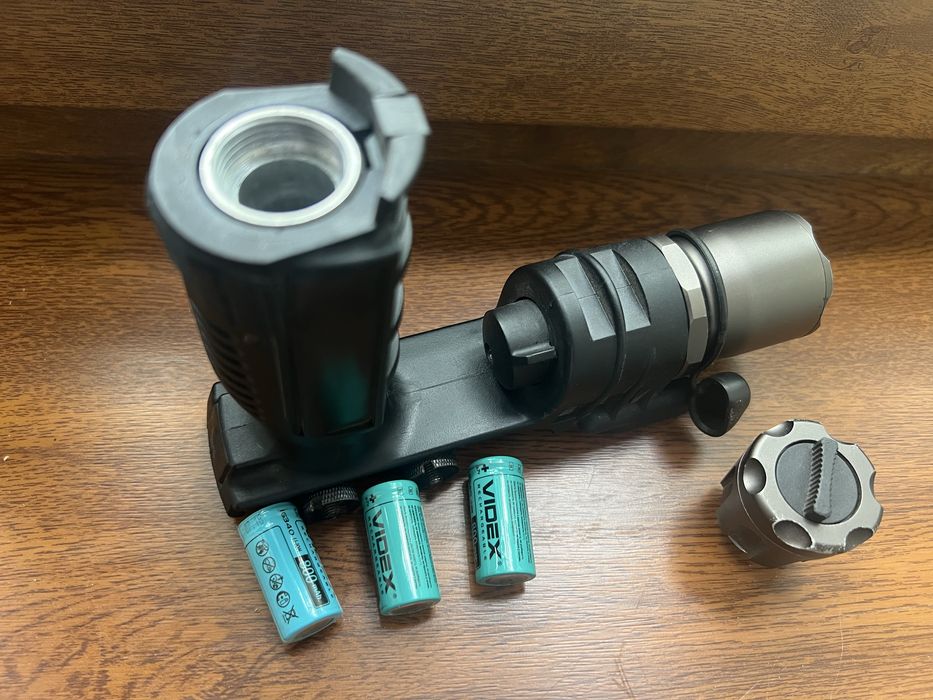 Тактичний ліхтар SureFire m900/m910a vertical grip