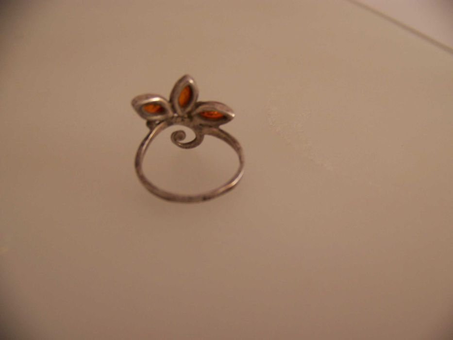 Śliczny pierścionek stare srebro  pr 925 bursztyn