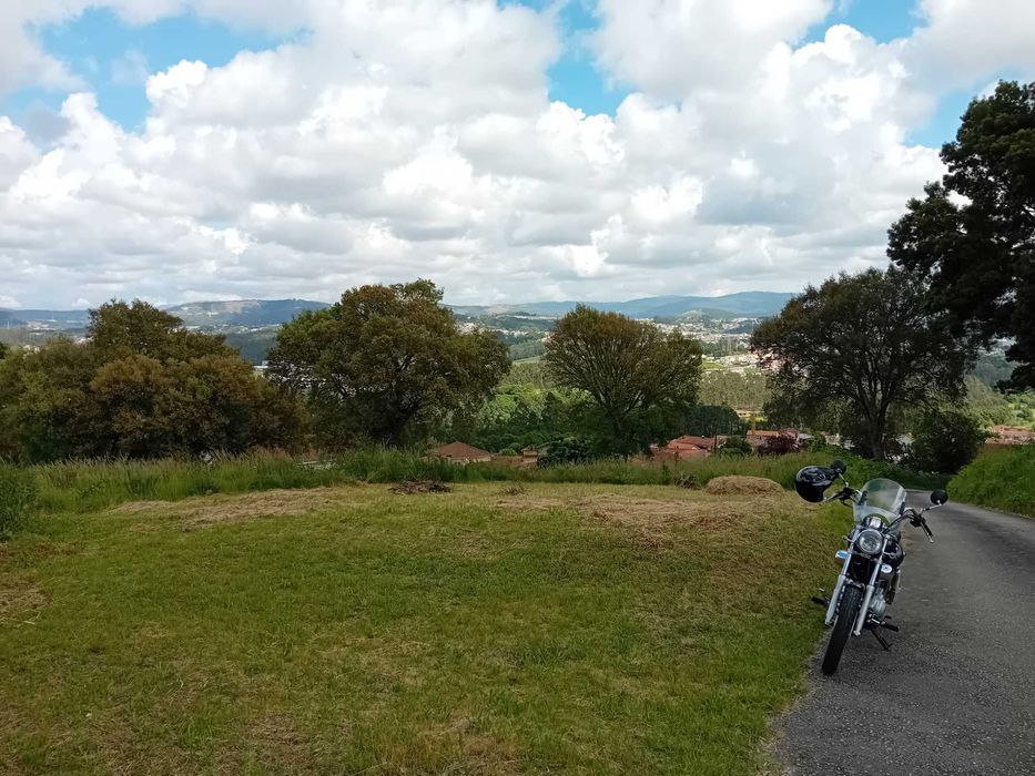 Terreno com vista panorâmica com 2 arruamentos,  nasceste e poente