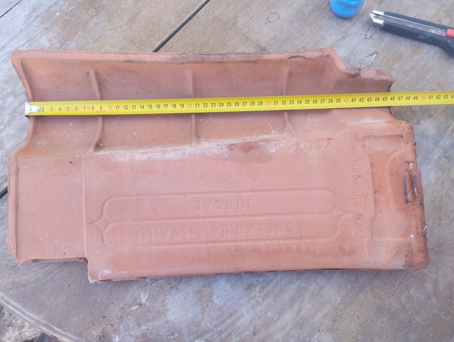 Telha cerâmica juncal em bom estado