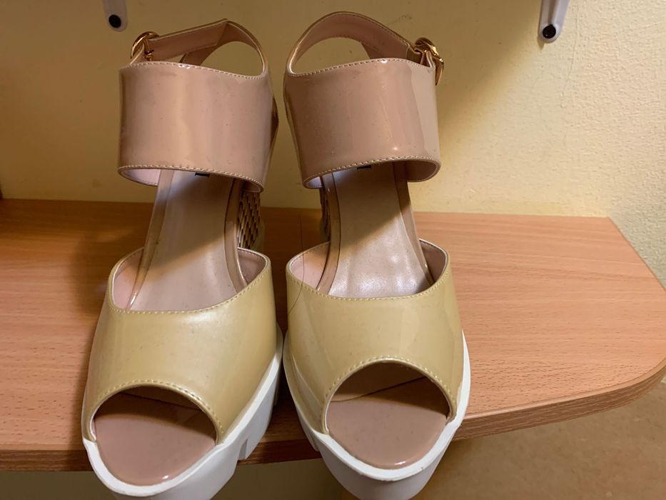 Босоножки на танкеткн