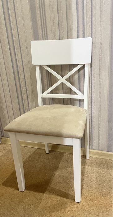 Деревянные белые стулья