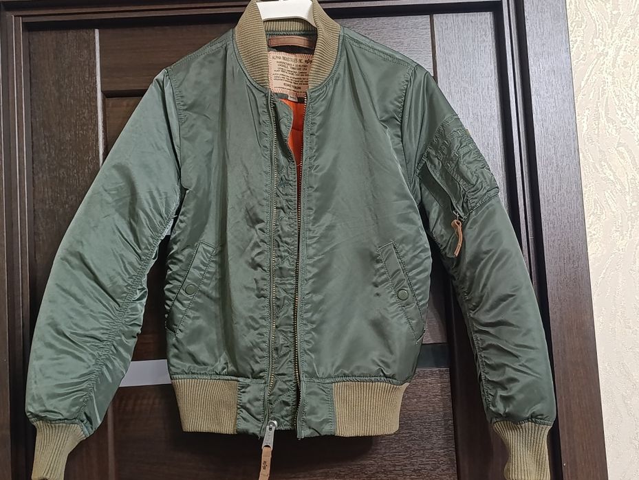 Куртку-бомбер Alpha Industries MA-1
