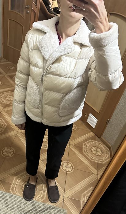 Куртка красивого молочного кольору