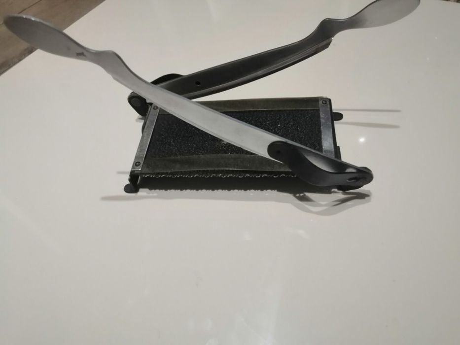 Обрізаловка для фото, ребриста і рівна сторона.