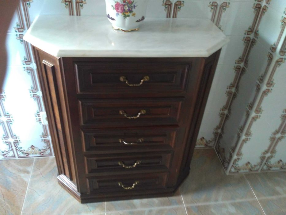 Aparador com tampo em mármore e com espelho