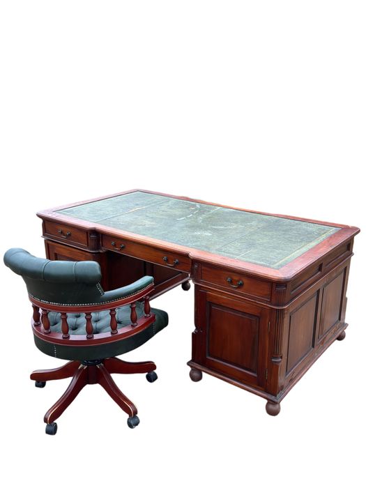 Imponente secretária com cadeira giratória