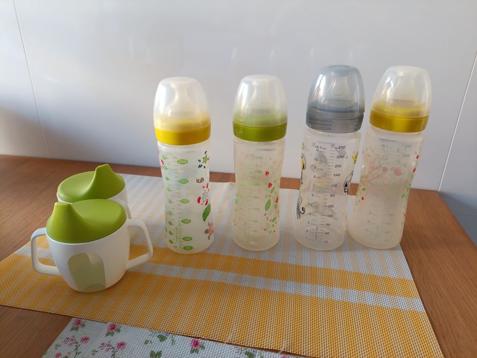 4 Biberons Chicco (2x330ml+2x250ml) + 2 copos IKEA c/ tampa
