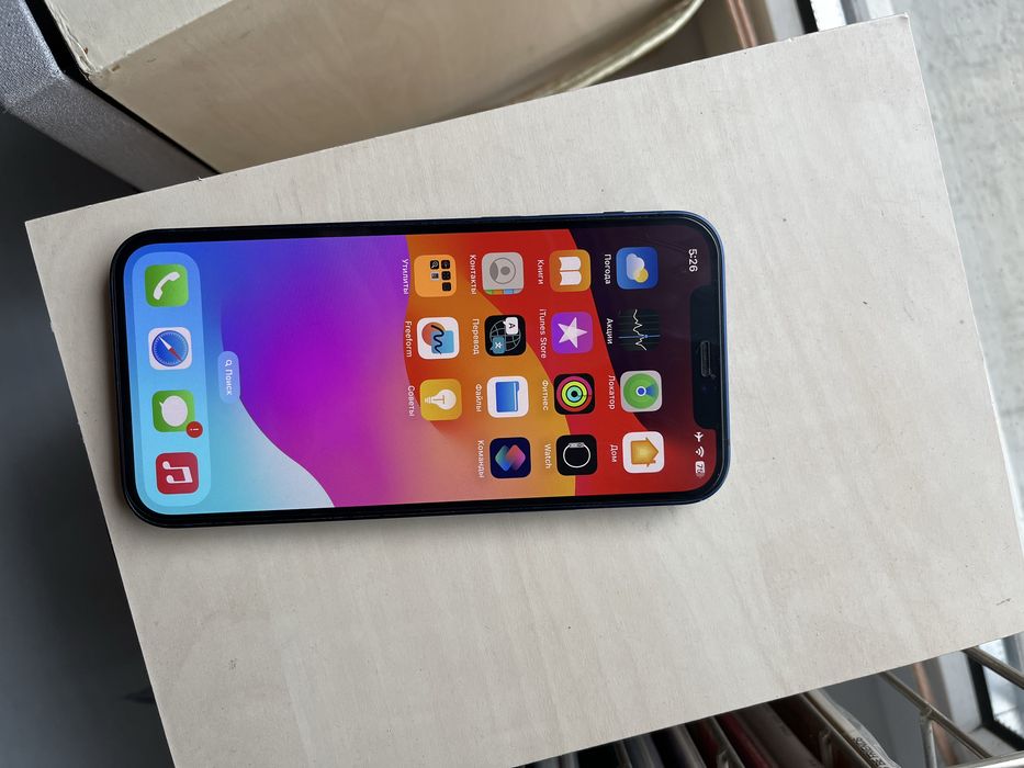 Продам Iphone 12 память на 64 гб.