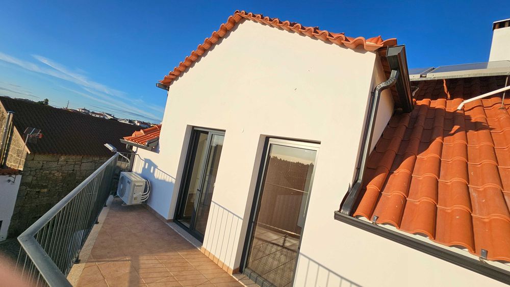 Moradia T3 recente com garagem, terraço e ar condicionado