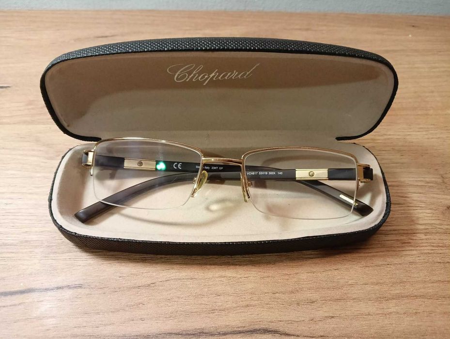 Chopard Прямокутна оправа золотистого кольору