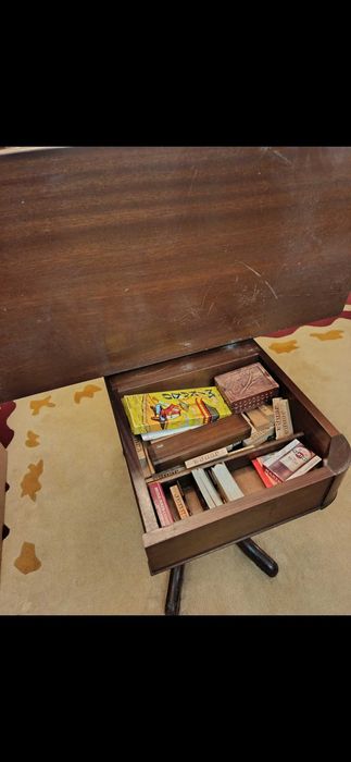 Mesa de jogo quadrada com 4 cadeiras