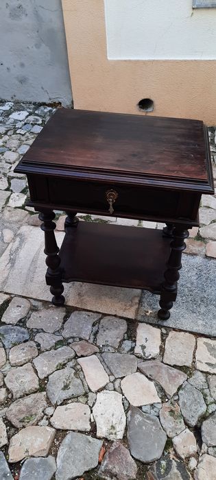 Mesa em madeira escura