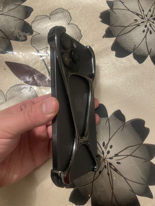 Минималистичный ехол для iPhone 15 Pro Max