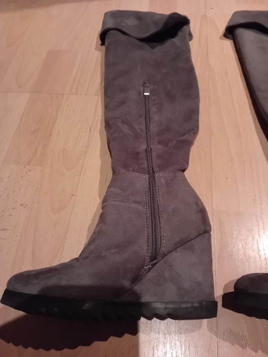 Zamszowe buty na koturnie