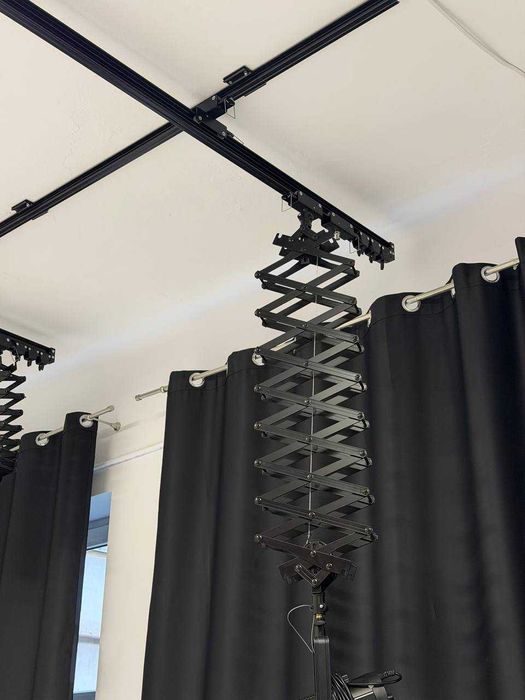 Sufitowy system zawieszania lamp FreePower - 4 Pantografy