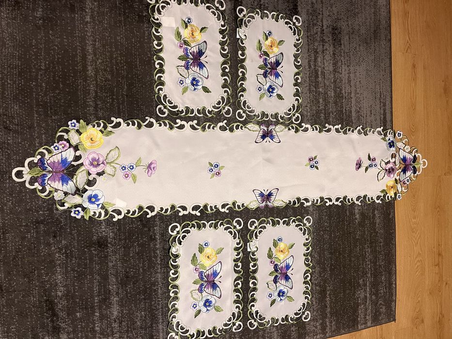 Komplet Haftowanych Serwet i Bieżnika
