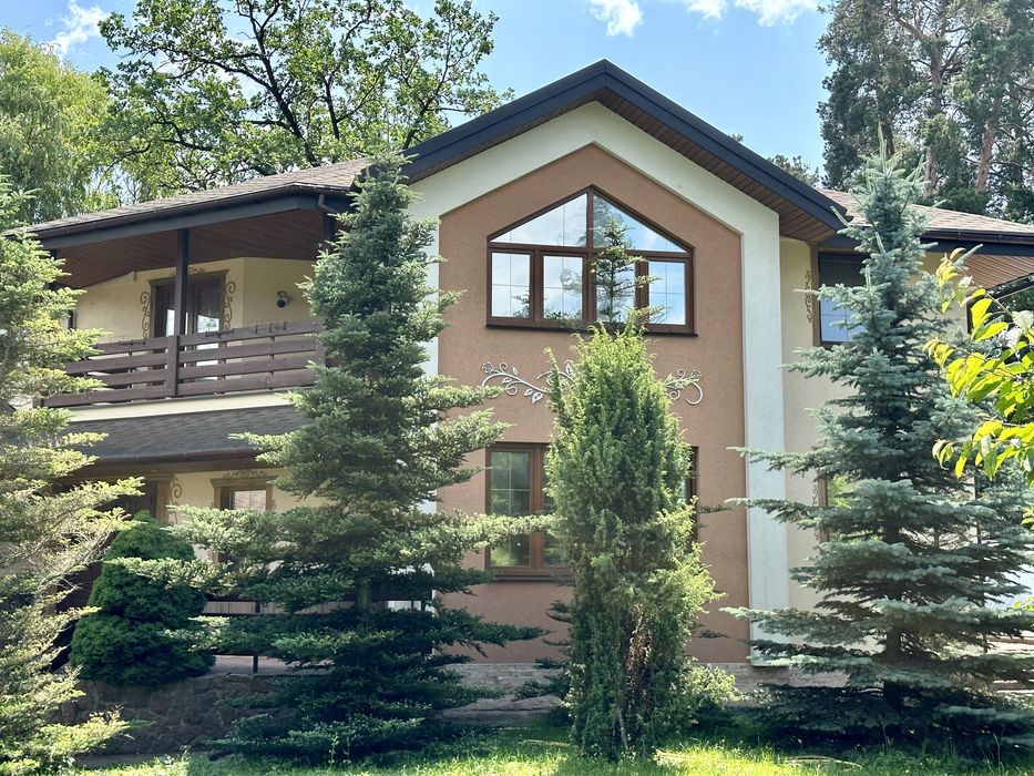 Добротний будинок з басейном у Бучі , неподалік  парку.