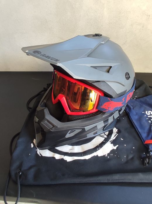 Capacete Raven com óculos RedBull SPECT