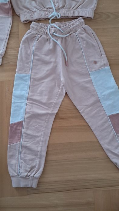Sprzedam dres dla dziewczynki, rozm. 122/128