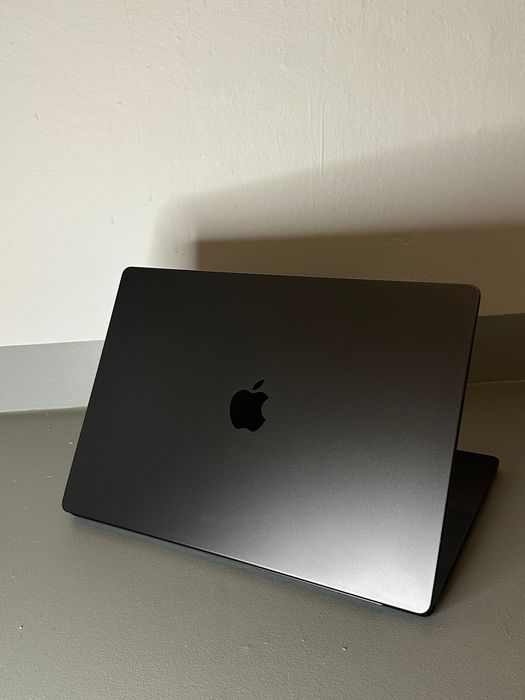 MacBook Pro 16 M4 Max 36GB  RAM 1TB SSD