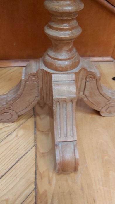 Piękny dębowy gazetnik stylowy masywny na nóżce holenderski