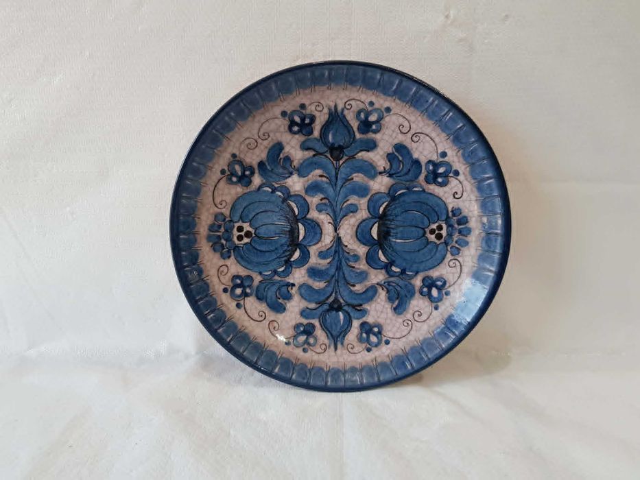 Ręcznie wykonany austriacki ścienny talerz ceramiczny sygnowany