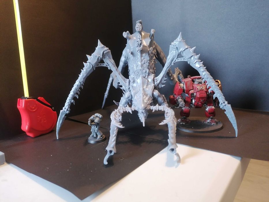 Tyranid Biotitan proxy, za podstawkę polecam pokrywę beczki