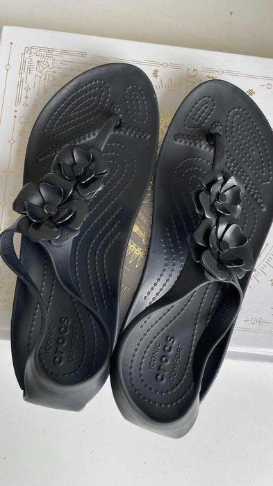 crocs czarne japonki z kwiatkami W8 (38/39)