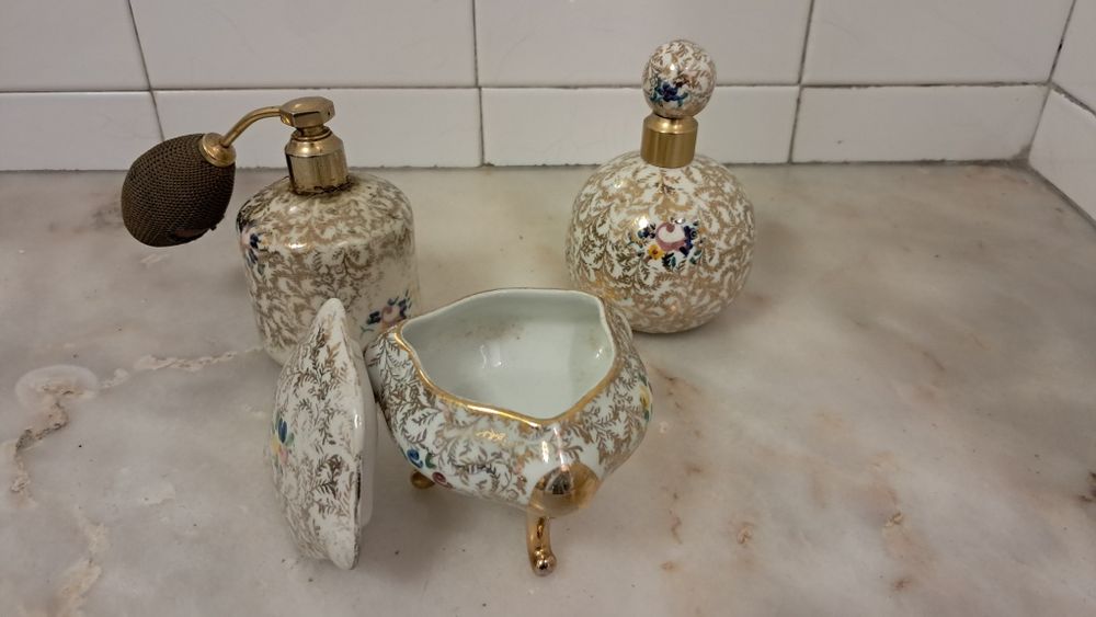 Conjunto porcelana frasco, garrafa, frasco perfume e taça