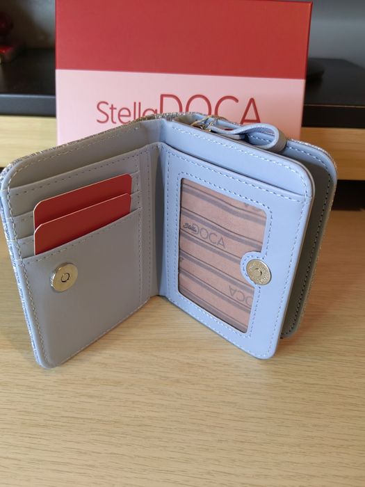 Carteira Stella Doca em azul claro com detalhes brancos