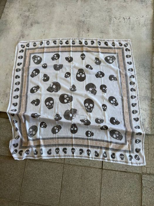 Винтажный шарф с черепами