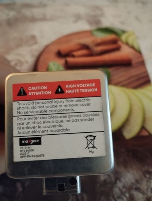 Sprzedam żarówkę Xenon D1S 6000k 35W/85V z trzonkiem firmy maxgear