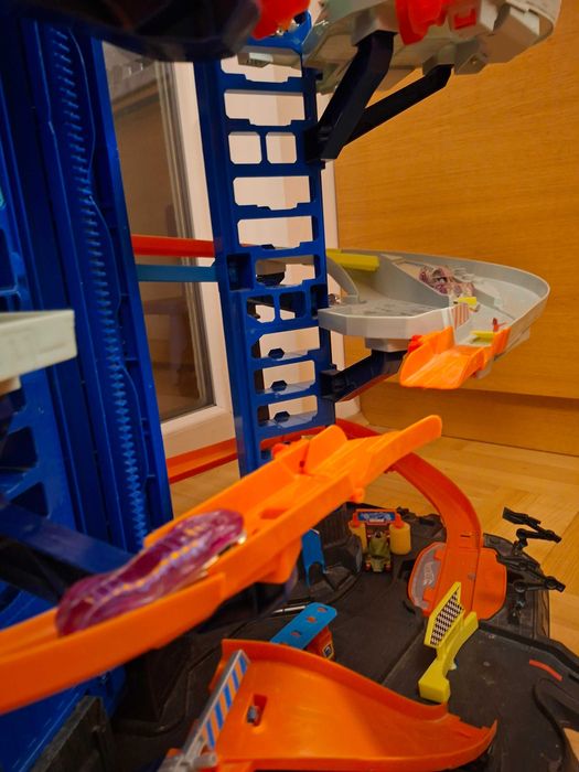Hot Wheels mega garaż T-Rexa + samochodziki