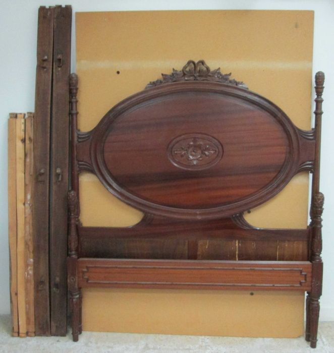 Cama e mesas de cabeçeira estilo Inglês