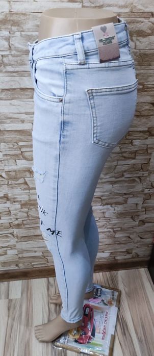 Spodnie rurki jasny jeans dziury napisy xs