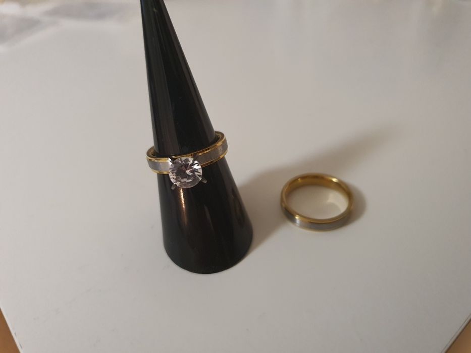 Aliança e solitário banhado a ouro 18k.Possibilidade gravar nome data