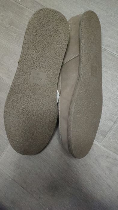 Sapatos de homem em camurça