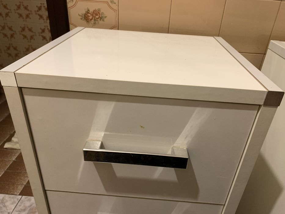 Szafka łazienkowa ubikacja WC reczniki kosmetyki