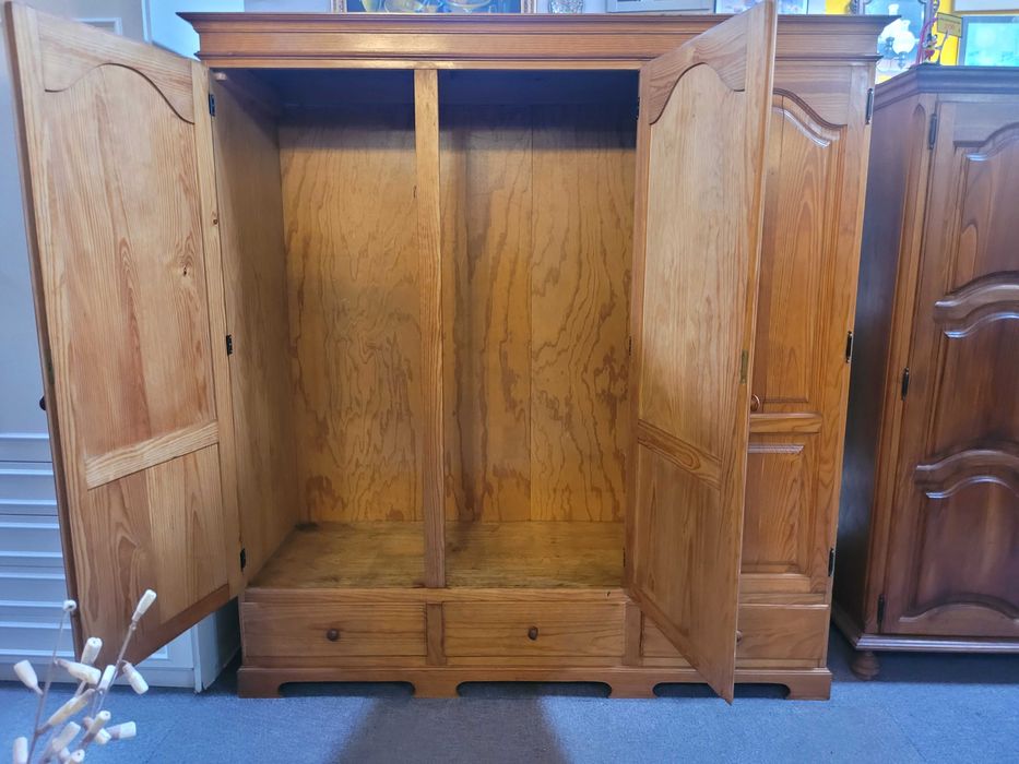 Roupeiro de três portas em madeira - Bom estado geral