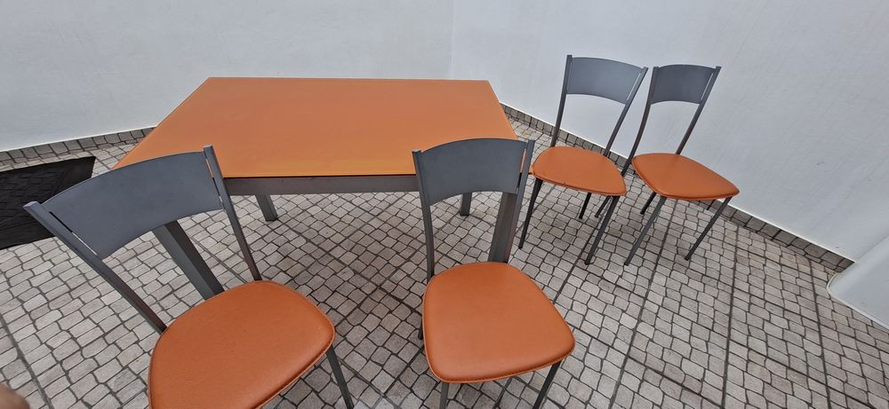 Mesa de vidro com cadeiras